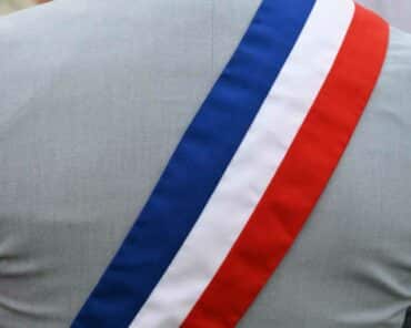 A l'issue des élections municipales, les maires et conseillers municipaux reçoivent une écharpe tricolore. Ils la portent bleu en haut, alors que les parlementaires (députés et sénateurs) la portent rouge en haut. Ce qui permet de les distinguer lors d'une apparition en publique comme une cérémonie. (Photo d'illustration: L.Picard / L'Essor)