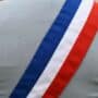 A l'issue des élections municipales, les maires et conseillers municipaux reçoivent une écharpe tricolore. Ils la portent bleu en haut, alors que les parlementaires (députés et sénateurs) la portent rouge en haut. Ce qui permet de les distinguer lors d'une apparition en publique comme une cérémonie. (Photo d'illustration: L.Picard / L'Essor)