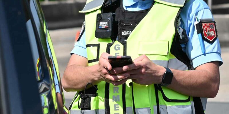 Grâce à leur smartphone NeoGend, les gendarmes ont accès à de nombreux outils professionnels sécurisé en mobilité, à l'image des fichiers comme le TAJ (traitement des antécédents judicaires) qui s'est enrichi récemment d'un système de recherche par reconnaissance faciale. (Photo d'illustration: LP/L'Essor)