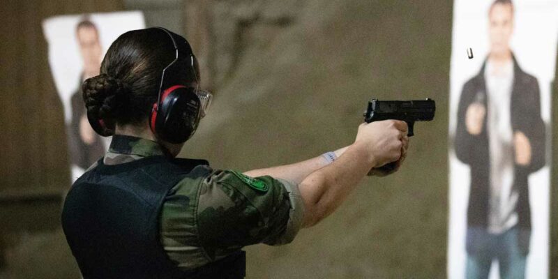 Les gendarmes sont formés à l'usage des armes des le début de leur scolarité en école de gendarmerie. (Photo d'illustration: EG Chateaulin)
