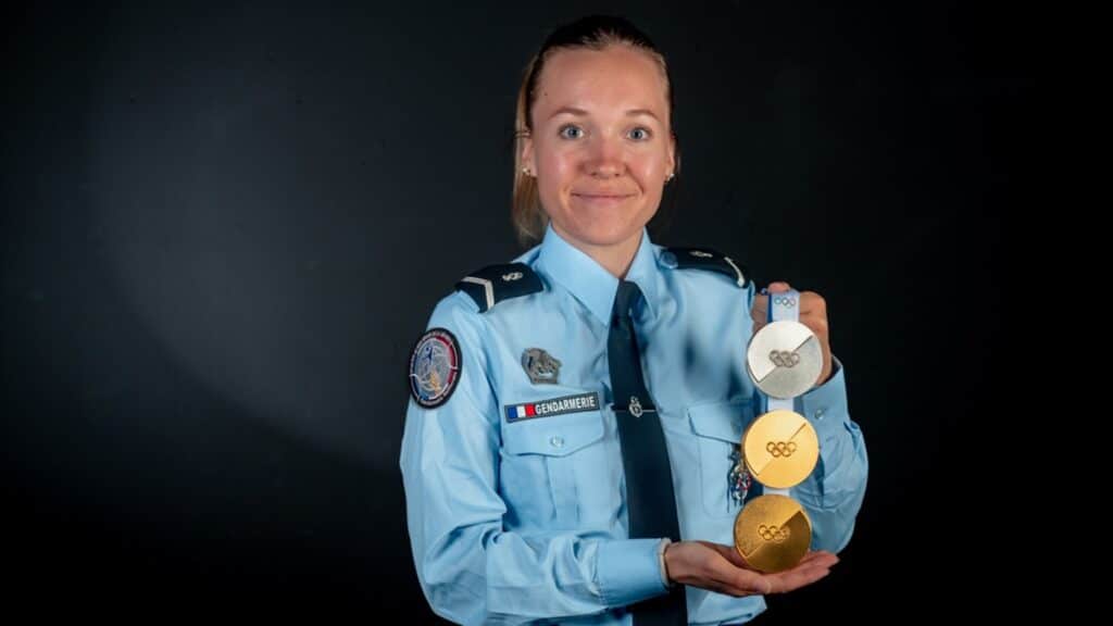 Triple médaillée en biathlon aux Jeux olympiques d'hiver de Milan-Cortina, la maréchale des logis Océane Michelon va pouvoir accrocher une nouvelle décoration sur sa tenue. Pas sportive cette fois, puisqu'il s'agit de la Légion d'honneur. (Photo: BRC Marcé / Sirpa Gendarmerie)