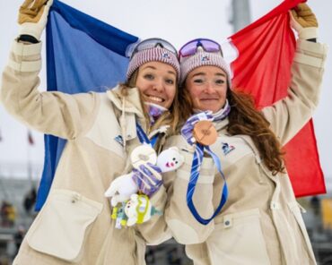 Déjà médaillée en individuel, la maréchale des logis Océane Michelon, biathlète et sportive de haut niveau de la Gendarmerie, a aussi reporté l'or en relais aux Jeux olympiques d'hiver de Milan-Cortina, avec une autre sportive de haut niveau de la Défense, la sergent (armée de Terre) Lou Jeanmonnot. (Photo: Armée des champions / EMA)