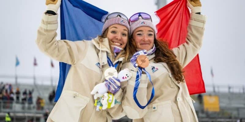 Déjà médaillée en individuel, la maréchale des logis Océane Michelon, biathlète et sportive de haut niveau de la Gendarmerie, a aussi reporté l'or en relais aux Jeux olympiques d'hiver de Milan-Cortina, avec une autre sportive de haut niveau de la Défense, la sergent (armée de Terre) Lou Jeanmonnot. (Photo: Armée des champions / EMA)