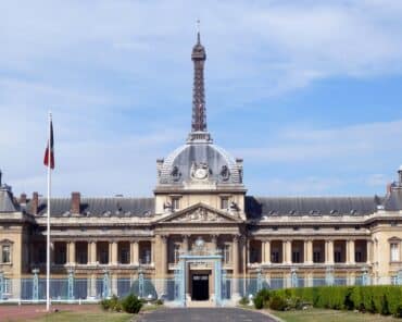 Outre l'École de guerre, c'est également à l'École militaire, à Paris, que les officiers de la Gendarmerie valident leur qualification à occuper des responsabilités supérieures, avec l'obtention d'un diplôme ou d'un brevet de l'enseignement militaire supérieur. (Photo d'illustration: Girolame/WikimediaCommons)