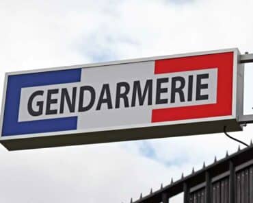 Le panneau lumineux « Gendarmerie », présent devant la brigade de Vouziers comme devant chaque caserne de France, a lui aussi été endommagé par un tir. (Photo d'illustration : L.Picard / L'Essor)