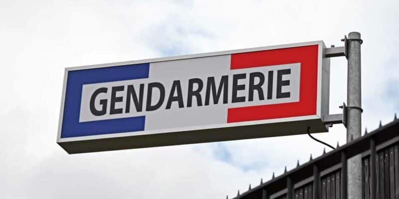 Le panneau lumineux « Gendarmerie », présent devant la brigade de Vouziers comme devant chaque caserne de France, a lui aussi été endommagé par un tir. (Photo d'illustration : L.Picard / L'Essor)
