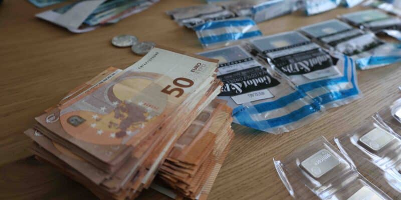 Les enquêteurs ont saisi 29 000 € de numéraire, 164 000 € d’or et 29 000€ d’argent en interpellant les suspects de l'organisation d'un mouvement sectaire à Bellafaire. (Photo: Gendarmerie - RG Paca)