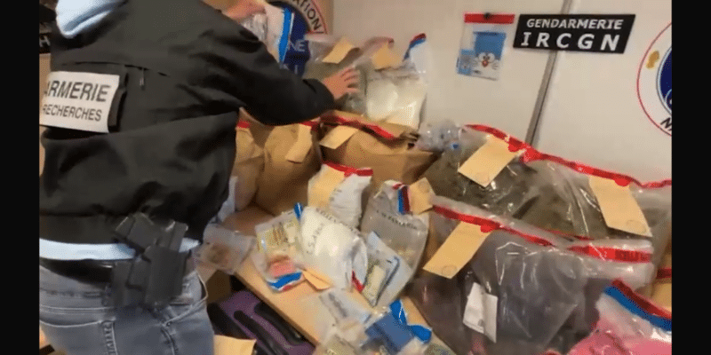 Saisie réalisée à Dijon, après le démantèlement du réseau "Doraemon", qui opérait en ligne sur le dark web. (Image: Gendarmerie)