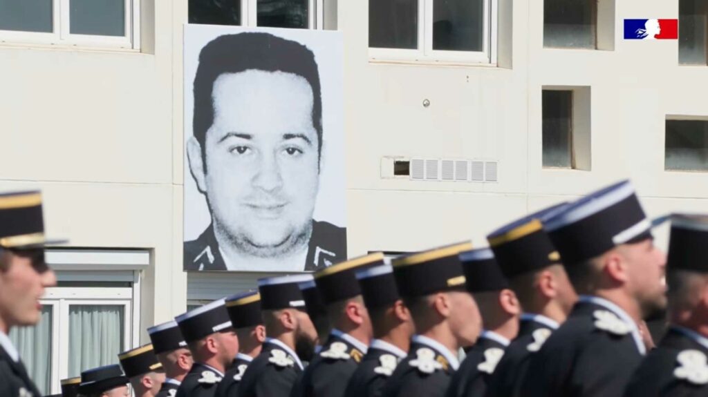 Les élèves-gendarmes de la 72e promotion de l'école de Tulle avait choisi le major David Lannes, tué en service en 2018, comme parrain. (Capture d'écran / Gendarmerie)
