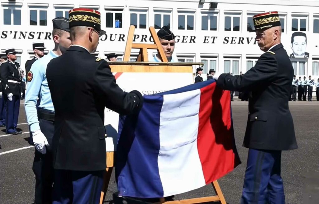 Dévoilement d'une plaque après la baptême de la caserne Majore Mélanie Lemée, où est implantée l'école de gendarmerie de Tulle, le 21 mai 2026. (Capture d'écran / Gendarmerie)