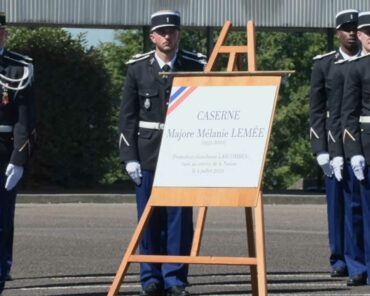 Dévoilement d'une plaque après la baptême de la caserne Majore Mélanie Lemée, où est implantée l'école de gendarmerie de Tulle, le 21 mai 2026. (Capture d'écran / Gendarmerie)