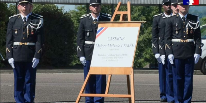 Dévoilement d'une plaque après la baptême de la caserne Majore Mélanie Lemée, où est implantée l'école de gendarmerie de Tulle, le 21 mai 2026. (Capture d'écran / Gendarmerie)