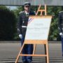 Dévoilement d'une plaque après la baptême de la caserne Majore Mélanie Lemée, où est implantée l'école de gendarmerie de Tulle, le 21 mai 2026. (Capture d'écran / Gendarmerie)