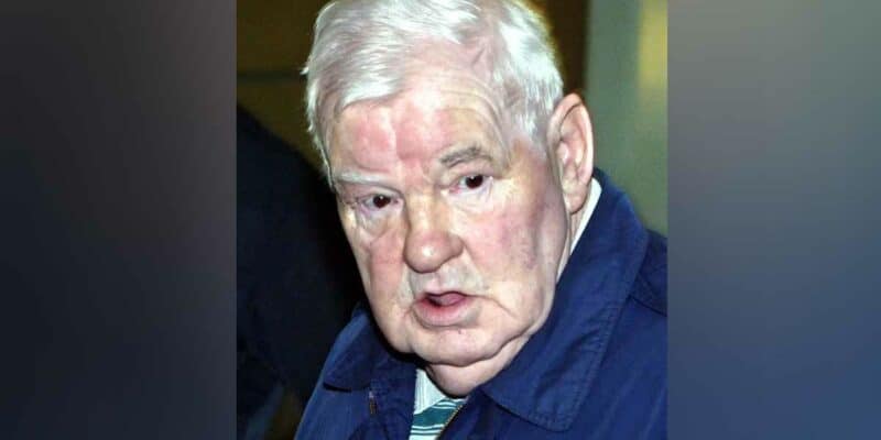 Emile Louis, ici lors de son procès en mars 2004, aurait dissimulé les restes de ses victimes dans un bois de l'Yonne. Les recherches se poursuivent. (Photo: WikimediaCommons - assemblage: L'Essor)