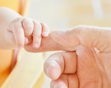 Comme les autres professions, les gendarmes, au même titre que l'ensemble des militaires, vont pouvoir bénéficier du nouveau congé supplémentaire de naissance. (Photo d'illustration: RitaE/Pixabay)