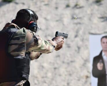 La proposition de loi visant à instaurer une présomption d'usage légitime des armes pour les gendarmes et les policiers reste au coeur des débats après son adoption en première lecture à l'Assemblée. (Photo d'illustration: EG Fontainebleau)