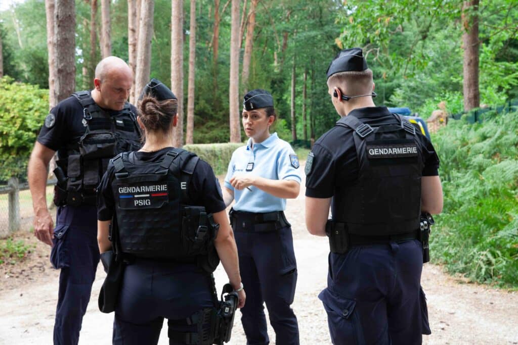 La cheffe d'escadron Ode Corrocher, commandant la compagnie de Fontainebleau briefe ses gendarmes à Noisy-sur-École, le 13 juillet 2026 durant l'incendie de la forêt de Fontainebleau (M.GUYOT/ESSOR)