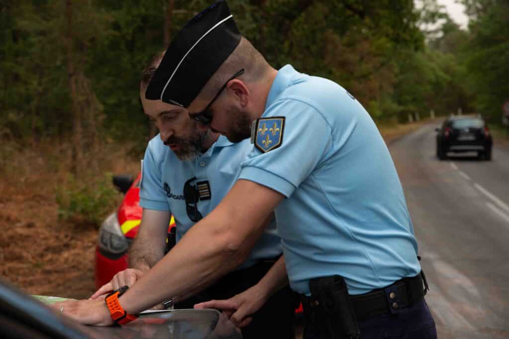 Le lieutenant-colonel Julien Petit, commandant en second du groupement de Seine-et-Marne, consulte une carte avant de quitter le PC opérationnel durant l'incendie de la forêt de Fontainebleau. (M.GUYOT/ESSOR)