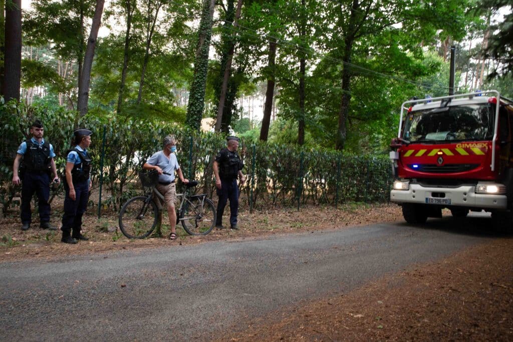 Lors de l'incendie de la forêt de Fontainebleau le 13 juillet 2026, le Psig de Nemours renforcé par des réservistes évacue un quartier de Noisy-sur-École, à 500 mètres des flammes. (M.GUYOT/ESSOR)