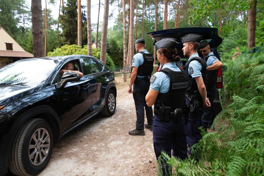 Un habitant de Noisy-sur-École quitte sa maison lors de l'incendie de la forêt de Fontainebleau le 13 juillet 2026 (M.GUYOT/ESSOR)