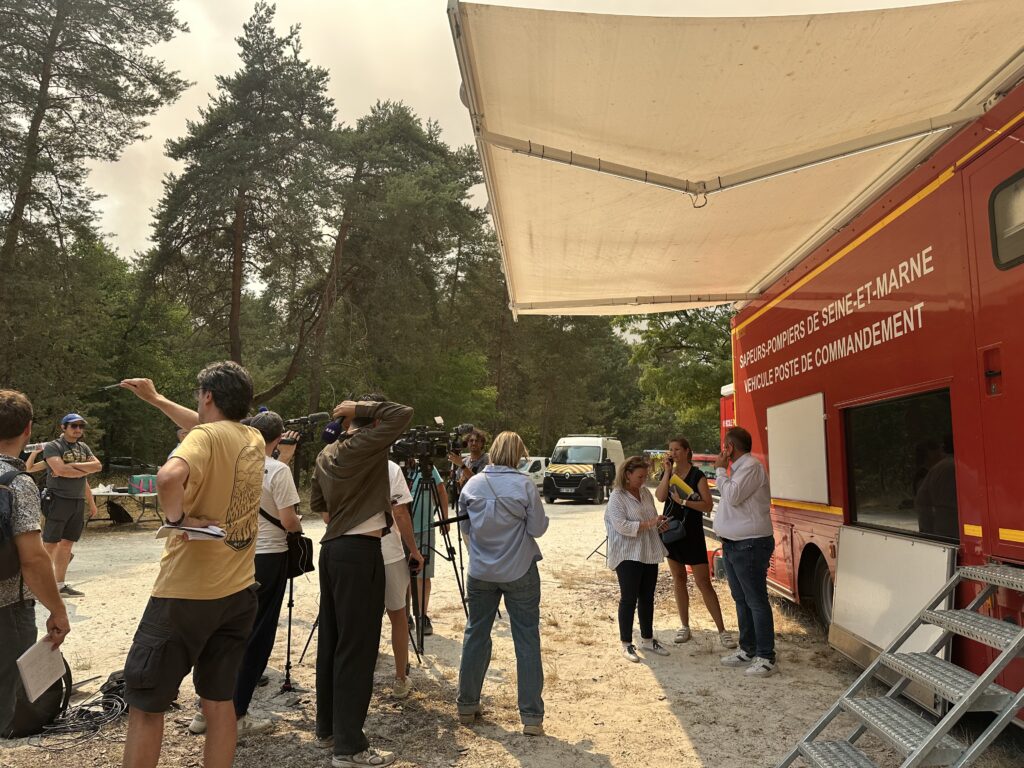 Le journalistes rassemblés le lundi 13 juillet sur le parking de Bois rond auberge où se trouve le PC opérationnel de l'incendie de Fontainebleau.(M.GUYOT/ESSOR)