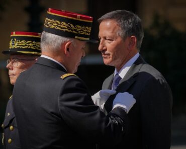 Au cours de la cérémonie, le DGGN a remis la médaille de la gendarmerie à Jean-Michel Gentil (Ph: GENDARMERIE)