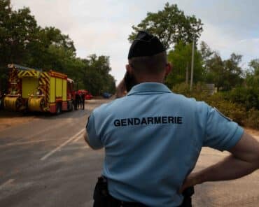 À la sortie d'Arbonne-la-Forêt (Seine-et-Marne), un gendarme au PC opérationnel, lors de l'incendie de la forêt de Fontainebleau le 13 juillet 2026 (M.GUYOT/ESSOR)