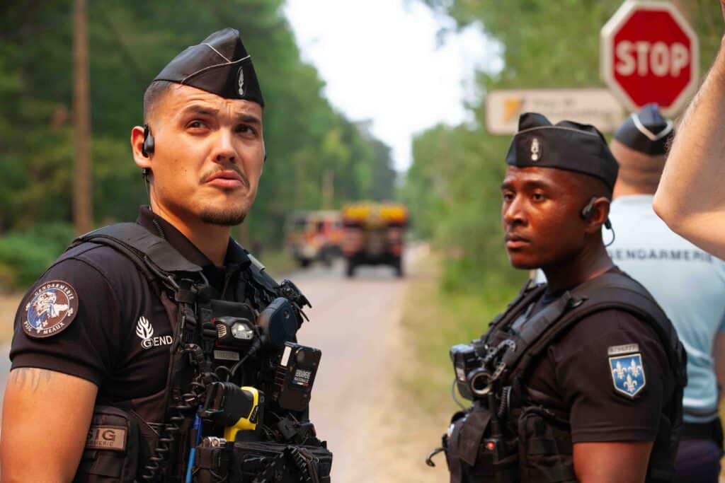 À la sortie d'Arbonne-la-Forêt (Seine-et-Marne), des gendarmes du Psig de Meaux contrôlent la route menant au PC opérationnel, lors de l'incendie de la forêt de Fontainebleau le 13 juillet 2026 (M.GUYOT/ESSOR)