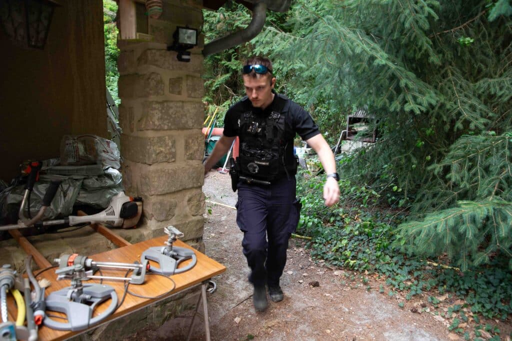 Lors de l'incendie de la forêt de Fontainebleau le 13 juillet 2026, un gendarme du Psig de Nemours vérifie que les habitant d'une maison de Noisy-sur-École ont bien évacué les lieux, (M.GUYOT/ESSOR)