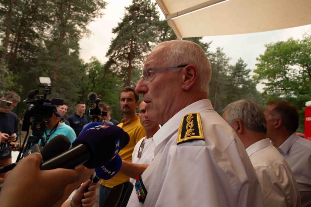 Le préfet de Seine-et-Marne Pierre Ory donne une conférence de presse au PC opérationnel le 13 juillet lors de l'incendie de Fontainebleau (M.GUYOT/ESSOR)