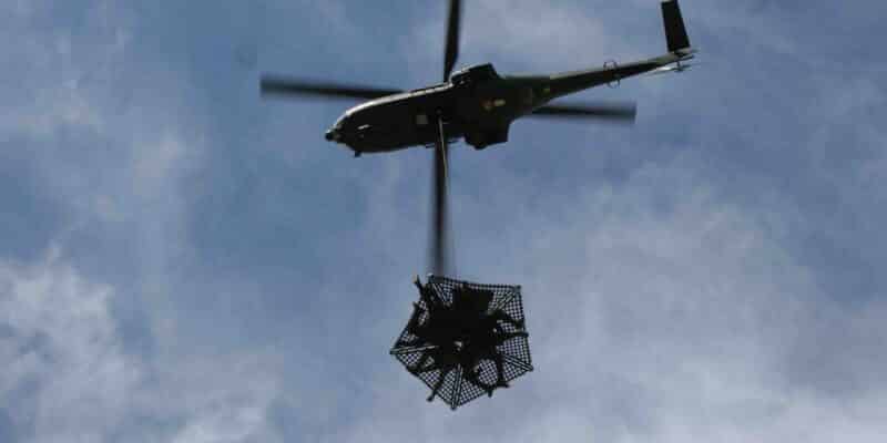 Gendarmes du GIGN évacués par un hélicoptère Puma avec une nacelle Escape lors d'un entraînement. (M.GUYOT/ESSOR)