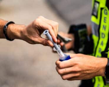 Habitués à réaliser des dépistages de la consommation de stupéfiants lors de leurs opérations de contrôle, les gendarmes seront eux aussi testés régulièrement lors de leur visite périodique d'aptitude médicale. (Photo d'illustration: JC Milhet / Hans Lucas via AFP)