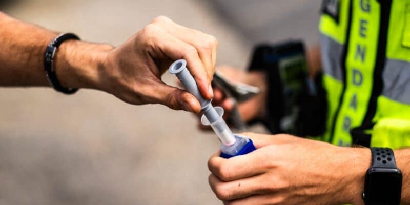 Habitués à réaliser des dépistages de la consommation de stupéfiants lors de leurs opérations de contrôle, les gendarmes seront eux aussi testés régulièrement lors de leur visite périodique d'aptitude médicale. (Photo d'illustration: JC Milhet / Hans Lucas via AFP)