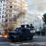 Un véhicule blindé Centaure de la gendarmerie française est aperçu à côté d’un feu lors d’une manifestation contre la « vie chère », à Marseille, dans le sud de la France, le 17 octobre 2026, dans le cadre d’un appel national à la mobilisation rassemblant divers groupes exprimant leur colère : d’anciens « Gilets jaunes », des lycéens et des étudiants, des militants pour le climat et même des agriculteurs. Après des semaines de manifestations étudiantes, la France est confrontée à des mobilisations plus larges et nationales le 17 octobre 2026 contre le coût de la vie, ouvrant une période potentiellement tendue de six mois à l’approche de l’élection présidentielle. Une source policière a indiqué à l’AFP que les autorités estimaient que près de 200 000 personnes pourraient y prendre part, dont 40 000 à Paris. (Photo: Thibaud MORITZ / AFP)