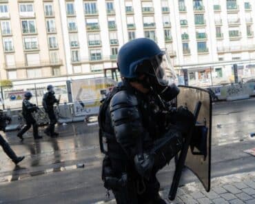 Les forces de l'ordre, samedi à Rennes. (Photo by Angéline Desdevises / Hans Lucas via AFP)