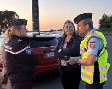 Anne-Laure Blien, députée Les Républicain, en patrouille avec des gendarmes la région de Saumur (Crédit : major FERNEY)