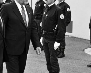 Charles Hernu, alors ministre de la Défense, à gauche et Claude Lepouzé à droite. (Crédit : GIGN Historique).