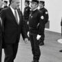 Charles Hernu, alors ministre de la Défense, à gauche et Claude Lepouzé à droite. (Crédit : GIGN Historique).