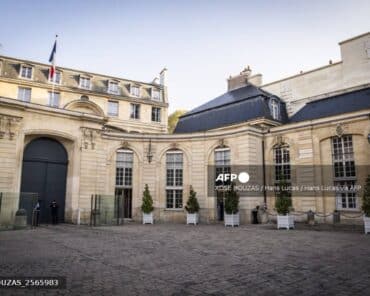 Cour du palais de Matignon.