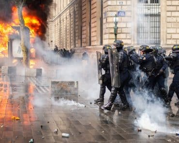L'épisode inédit du 17 octobre 2026 est l'illustration de l'évolution des modes de contestation et des exactions désormais commises presque systématiquement en marge des manifestations, rendant nécessaire une adaptation des forces de maintien de l'ordre. (Photo: H.Elsherif / Anadolu via AFP)